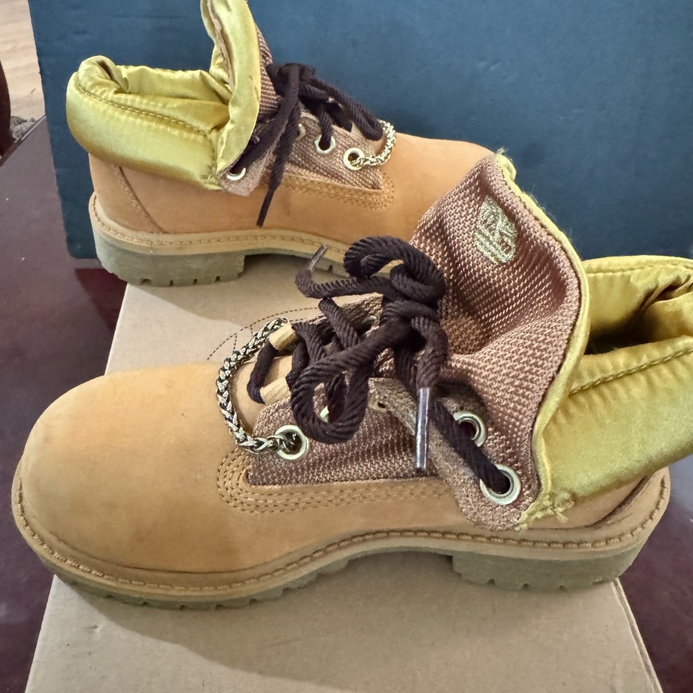 Timberland Gold and Tan Boots with Metallic Eyelets - Picture 5 of 10